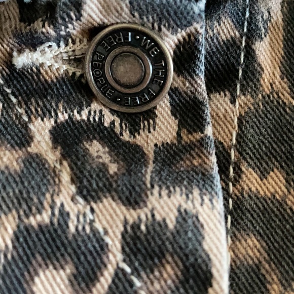 Free People Cheetah Animal Print Cotton Denim Jacket w/Frayed Hem Size Small - Picture 7 of 10